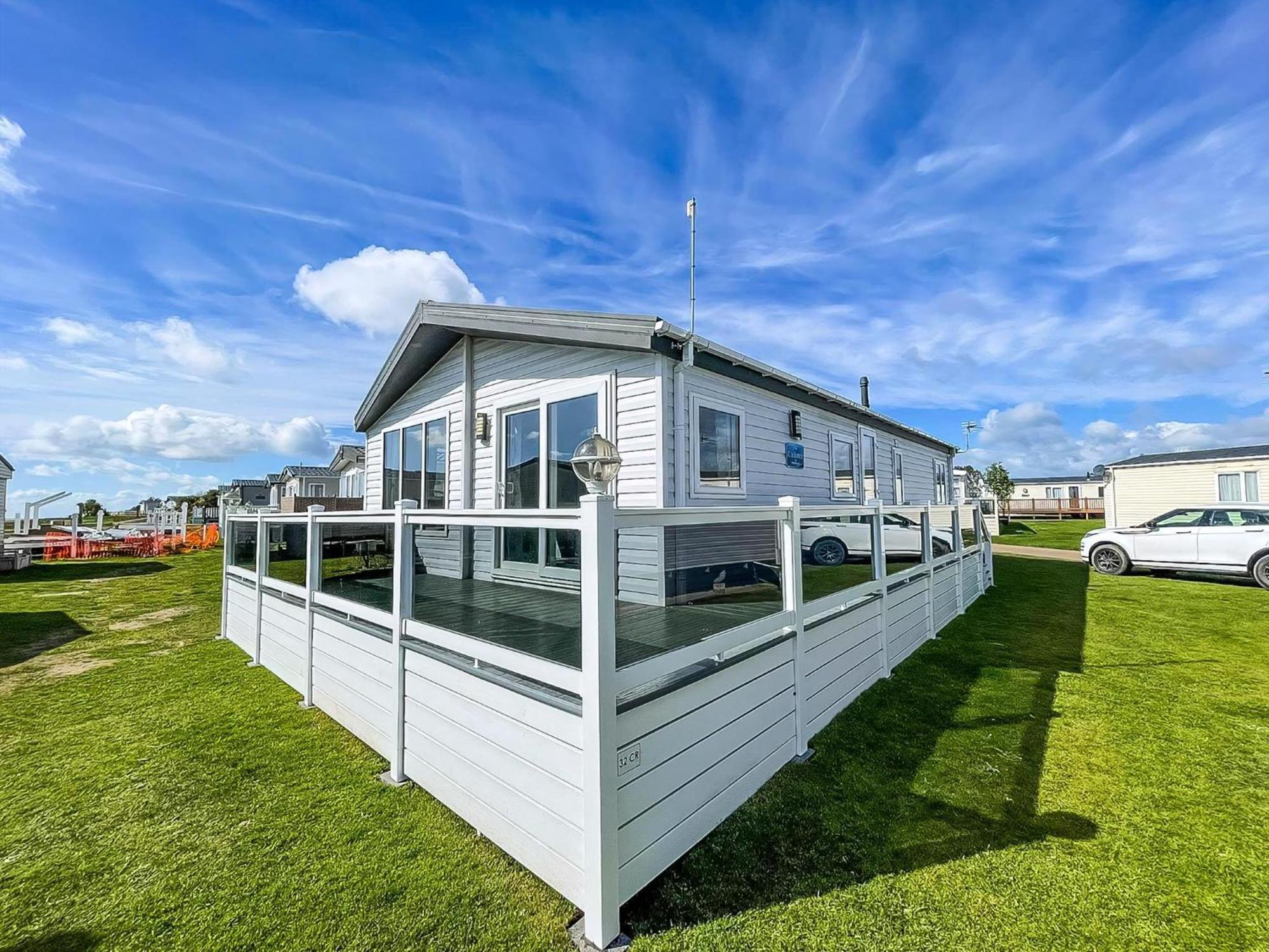 Stunning 6 Berth Lodge With Full Sea Views In Suffolk Ref 68007Cr Lowestoft Exterior photo